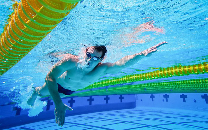 Schwimmen gegen Schulterschmerzen - mit richtiger Technik