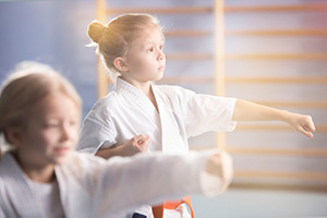 Haltungsschaden vermeiden durch kindgerechte Sportarten z.B. Karate